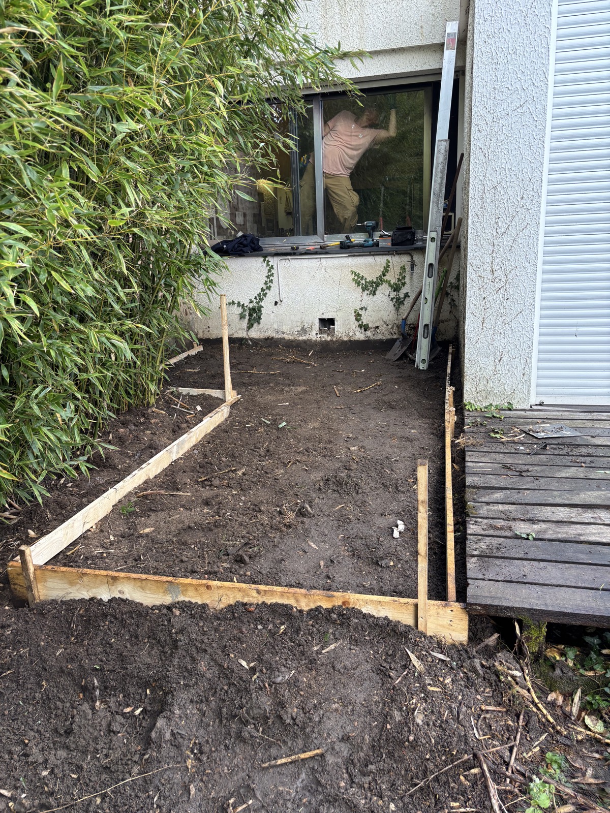 Décaissement du terrain et coffrage périphérique en planches de bois, avant coulage du béton.