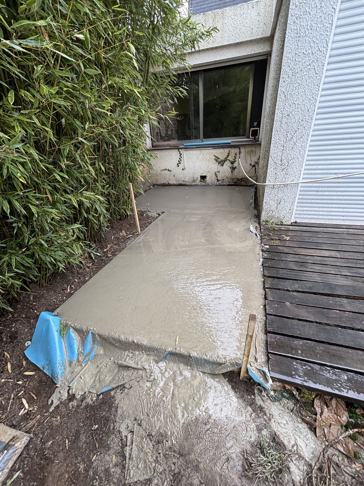 Allée béton extérieure le long de la maison