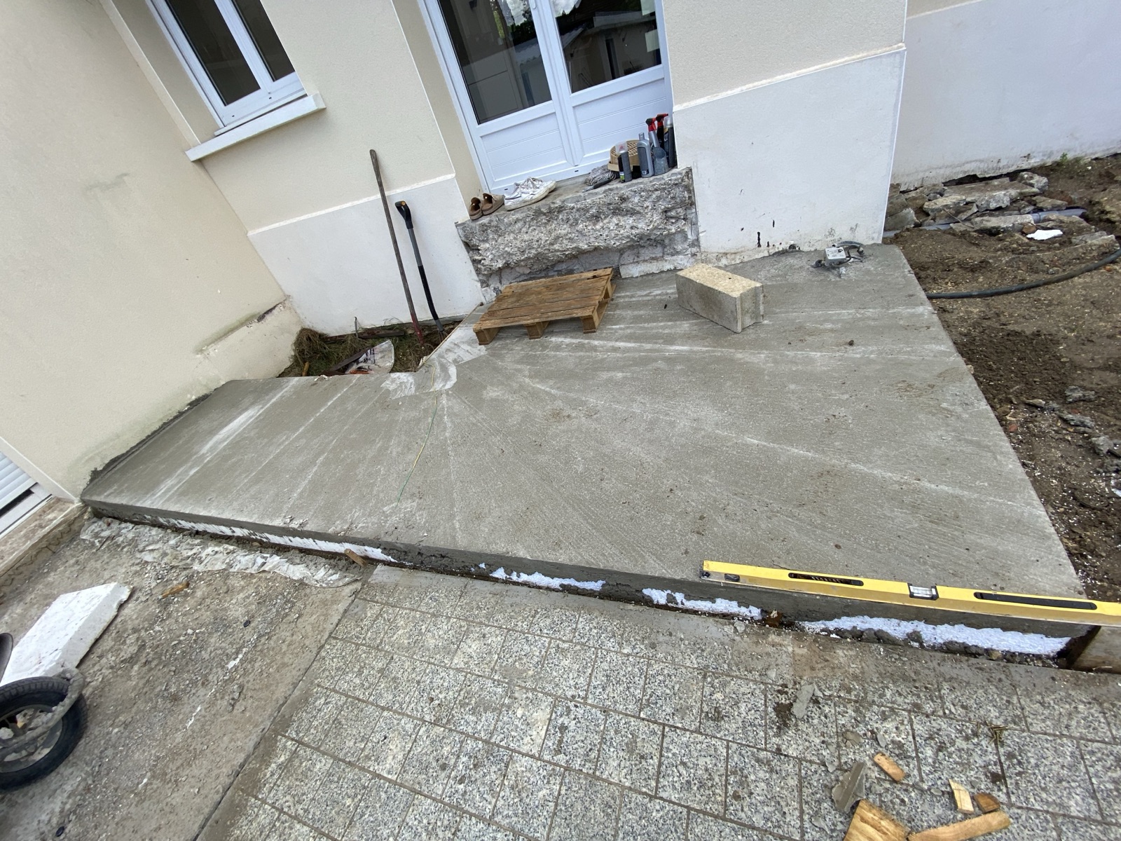 Dalle béton extérieure — pied de façade